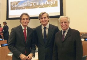 El Presidente de la FEMP con el embajador representante permanente de España en Naciones Unidas, Ramón Oyarzún, y el Director Ejecutivo de ONU-Habitat, Joan Clos.